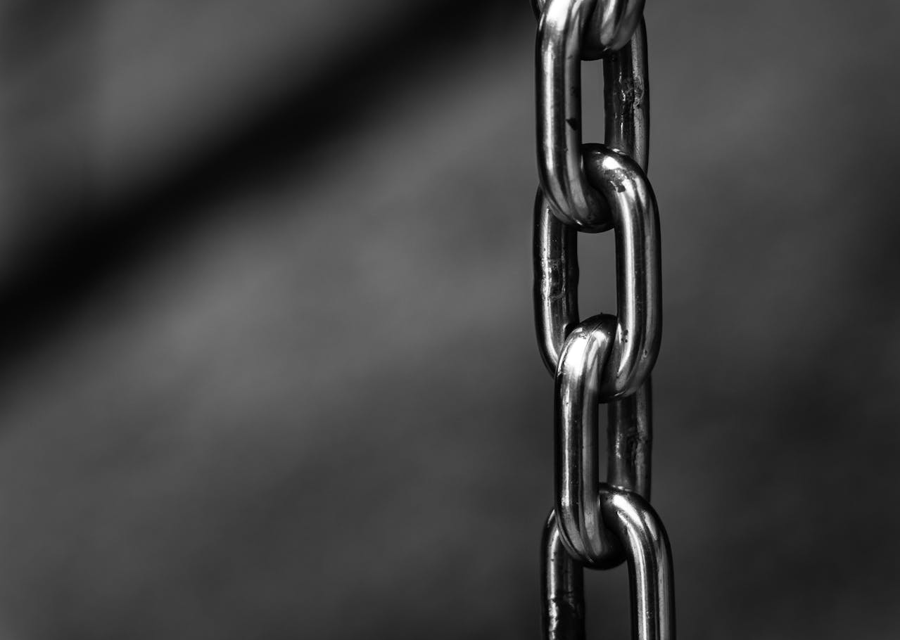 Steel chain links
