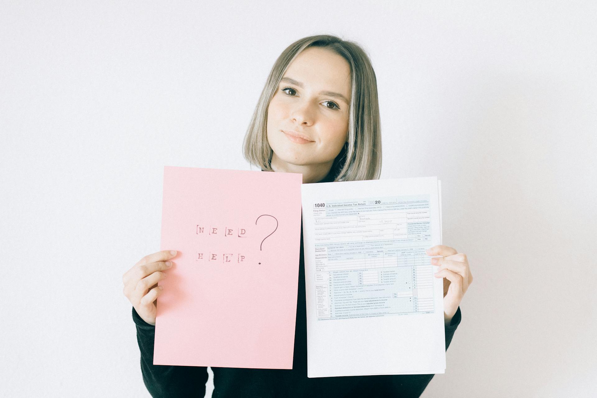 Form 1099 vs W-9: Differentiating the Two